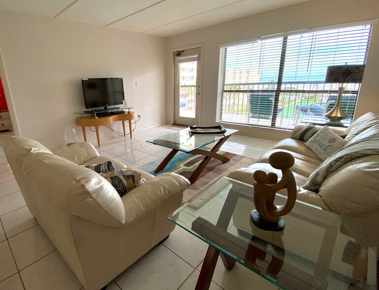 Living area - 404 Padre Blvd