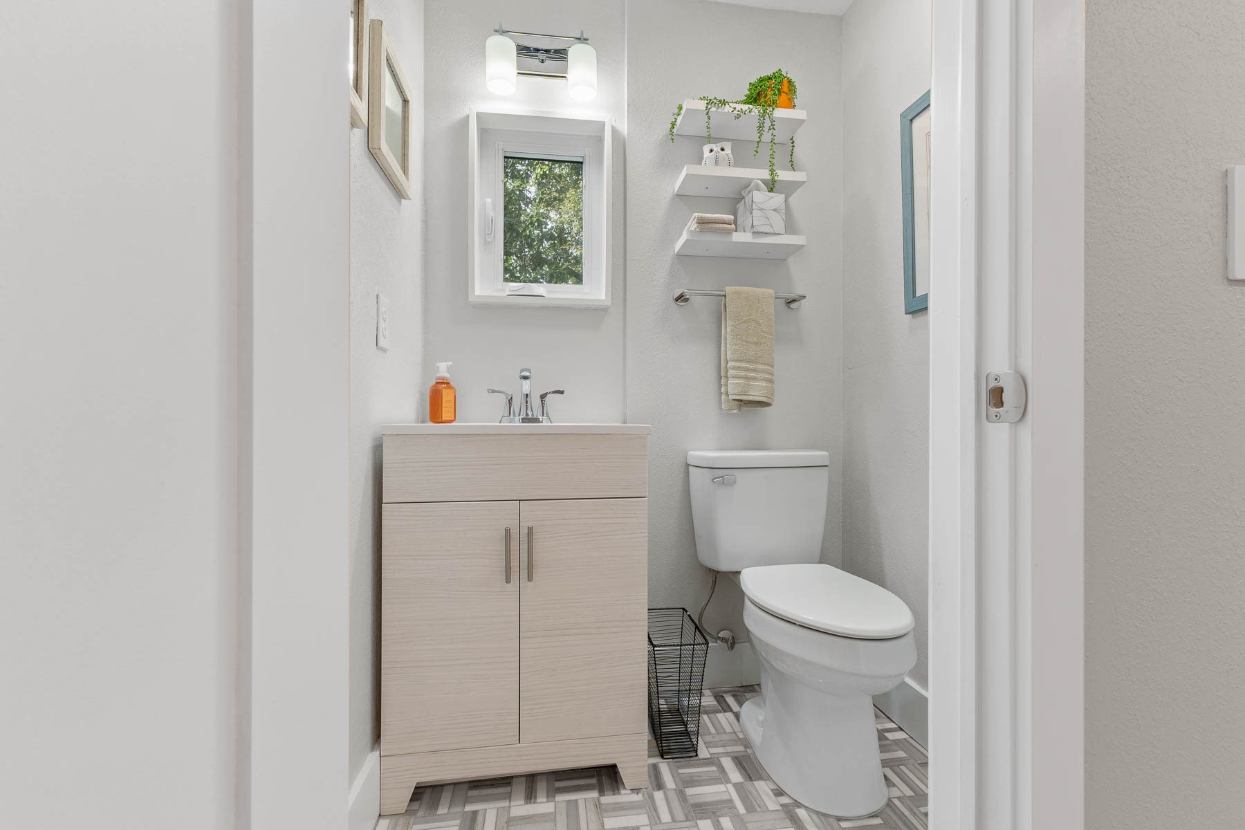 Building Photo - 228 E Harding St