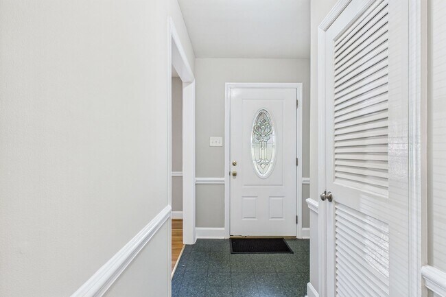 Building Photo - Large Home in Guilford Hills, Hardwood Flo...