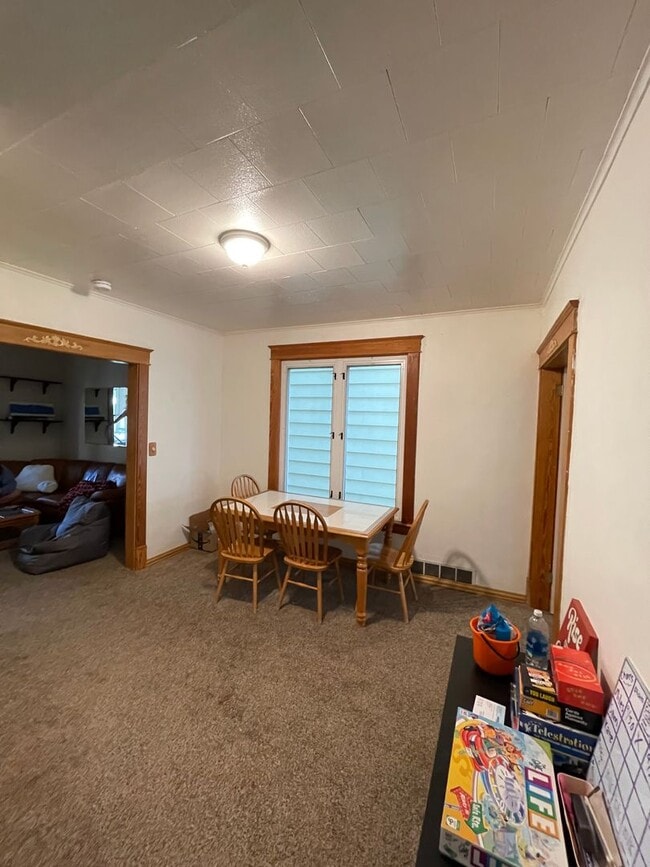 Building Photo - AVAILABLE JUNE 1st - 5 Bed, 2 Bath Home w/ Huge Enclosed Porch!