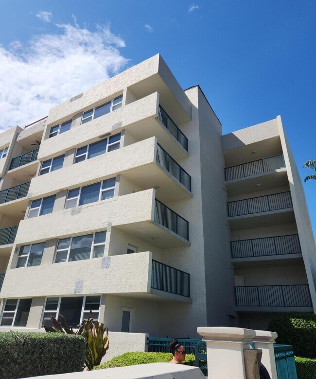 Building Photo - 1238 Hillsboro Mile