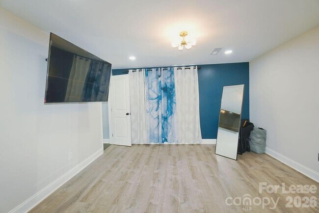 Building Photo - 909 Fisher St