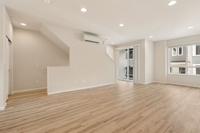 Building Photo - 4 Bedroom 3 Bath Stunning Brand New Town H...