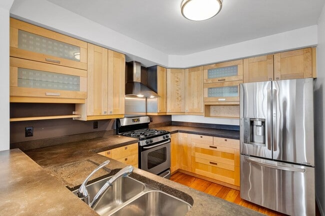 Building Photo - Modern 2 Bed / 2.5 Bath Condo with Office ...