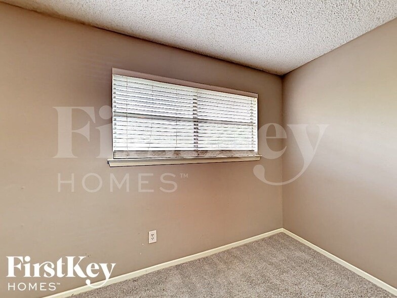 Building Photo - 3000 Laurel Ln