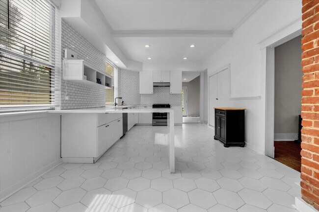 Building Photo - 2031 Central Ave