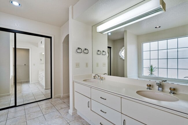 Building Photo - Lovely and spacious 3BR 2.5BA townhouse in...