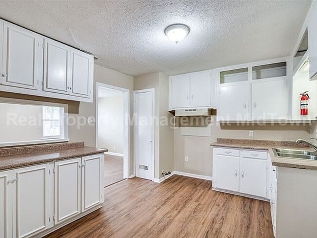 Building Photo - Charming 3-Bedroom Home with Spacious Yard...