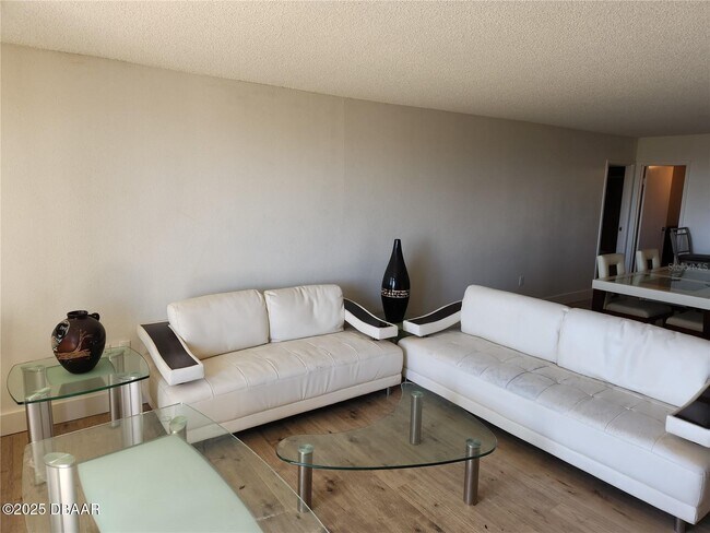 Building Photo - 935 N Halifax Ave