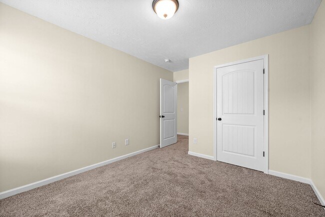 Building Photo - Pet Friendly Four Bedroom with Bonus!