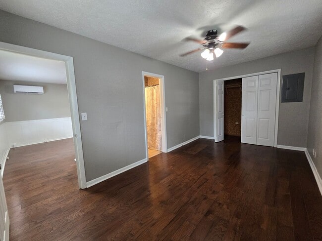 Building Photo - Live in Red Bank!