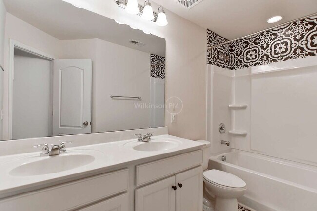 Building Photo - Sought-after 3BR/2.5BA Townhome in Desirab...