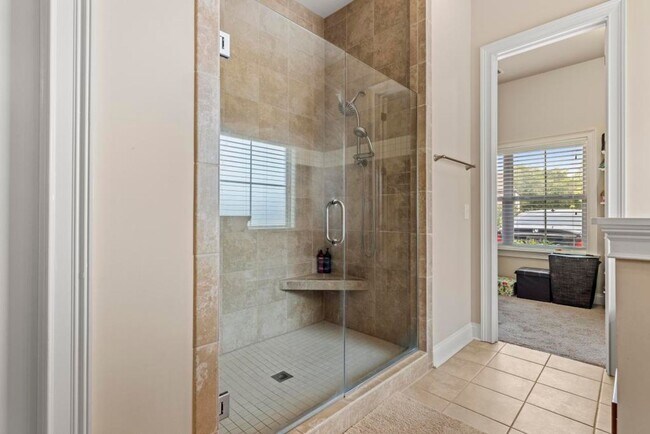 Building Photo - Luxury Living in The Oaks at Cotswold – 5B...
