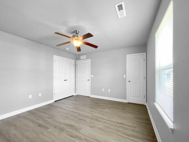 Building Photo - Beautiful Renovated Single Family Home | 3 BR/2BA Duplex| 1-Car Covered Parking |Spacious & Sunny...