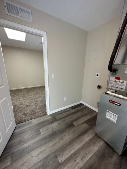 Building Photo - 921 Main St