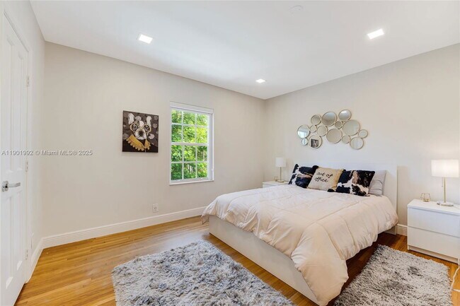 Building Photo - 140 N Hibiscus Dr