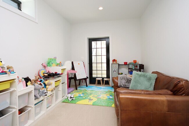 Building Photo - Beautiful, Custom-Built Lochlyn Hill Home