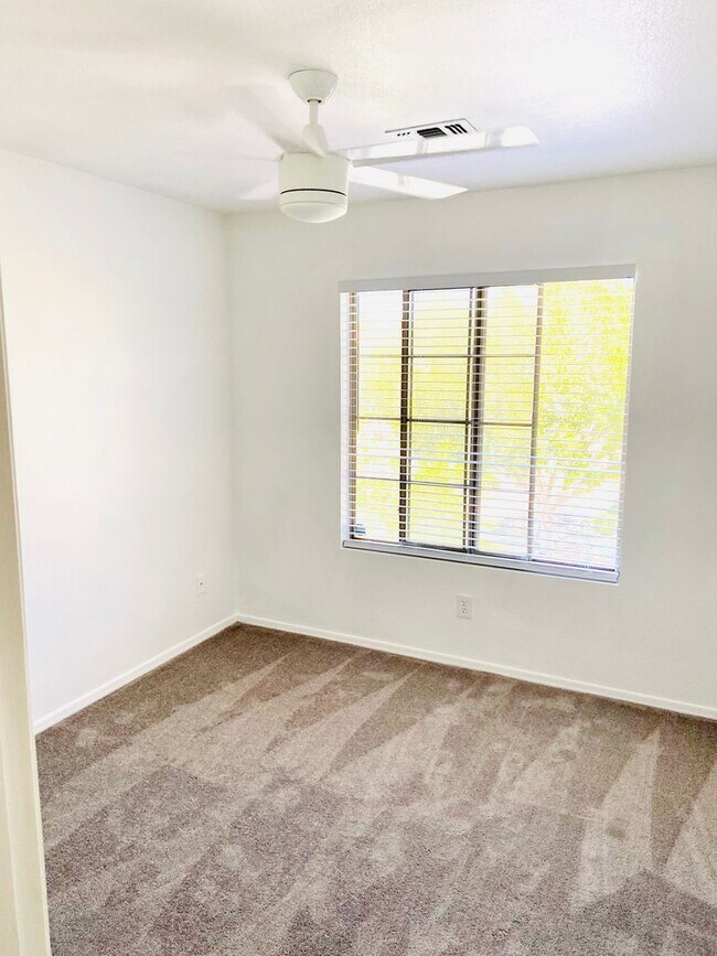 Building Photo - 3-bedroom, 2.5 bath in northeast Mesa