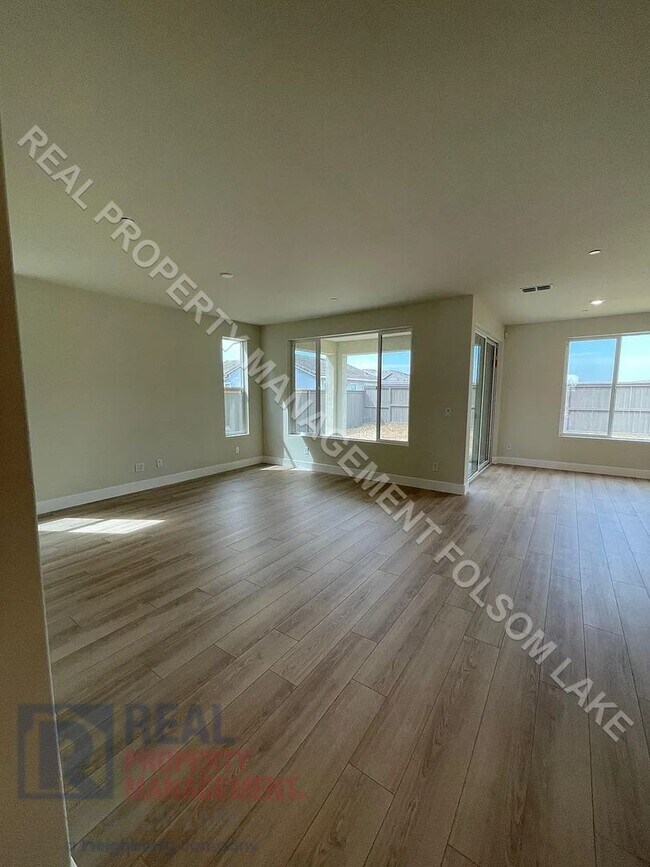 Building Photo - Available Now! 5 Bedroom 4.5 Bath at Russe...