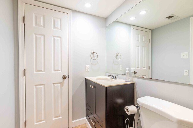 Building Photo - Spacious 3 Bedroom, 2 Bath Condo in Unionv...