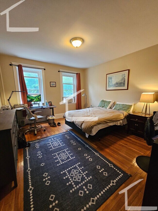 Building Photo - Charming 5 Bedroom