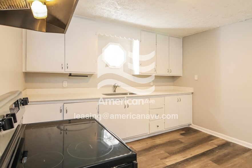 Building Photo - 615 Arthur St