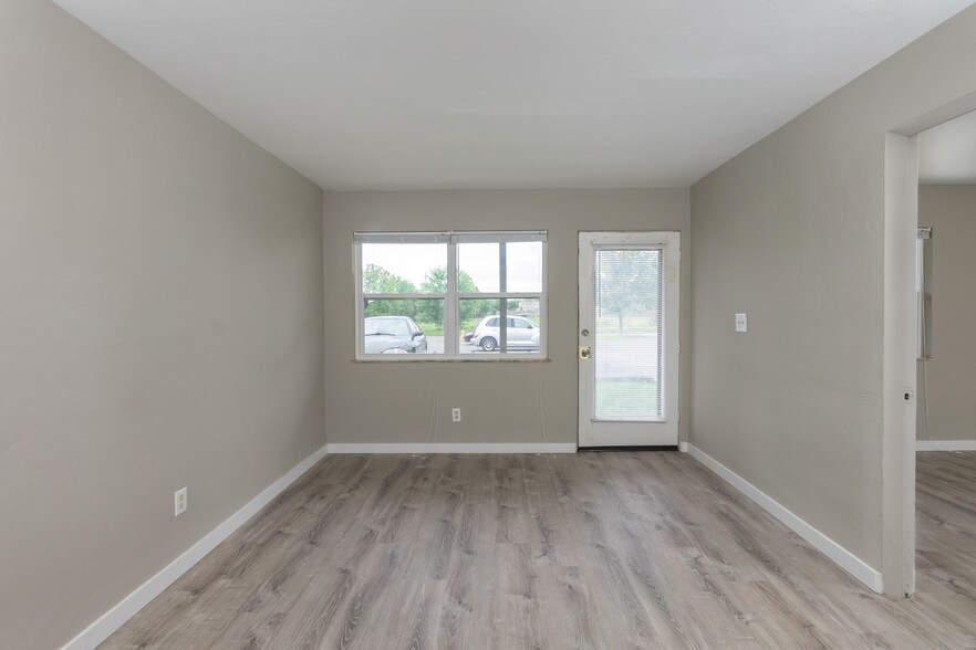 Building Photo - 464 E Norwich Ave