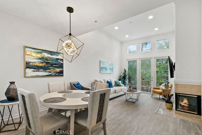 Building Photo - 2243 Martin