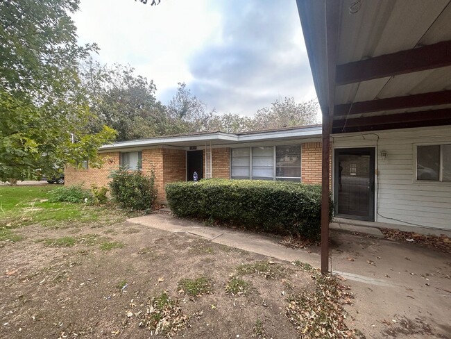 Building Photo - Updated Central Waco Living