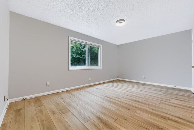 Building Photo - 1637 Line Cir