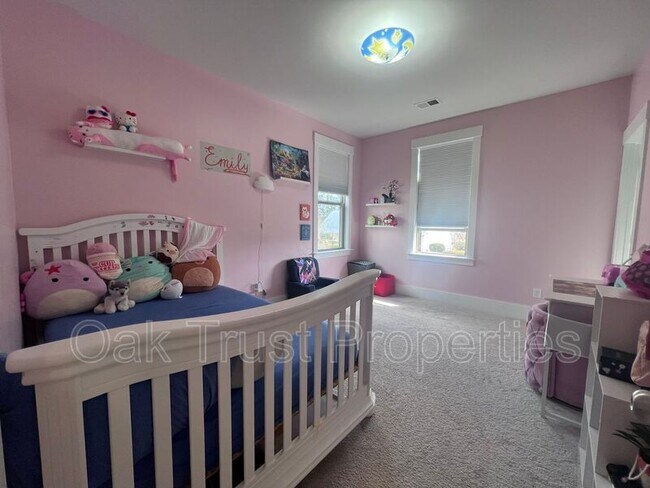 Building Photo - 244 Great Lawn Dr