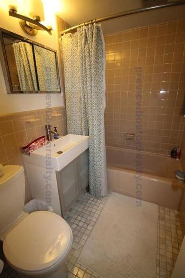 Building Photo - 2Br/1Bth apartment available June 1st ! Public transportation, close to shops and restaurants!