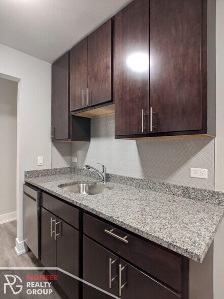 Building Photo - 542 W Surf St