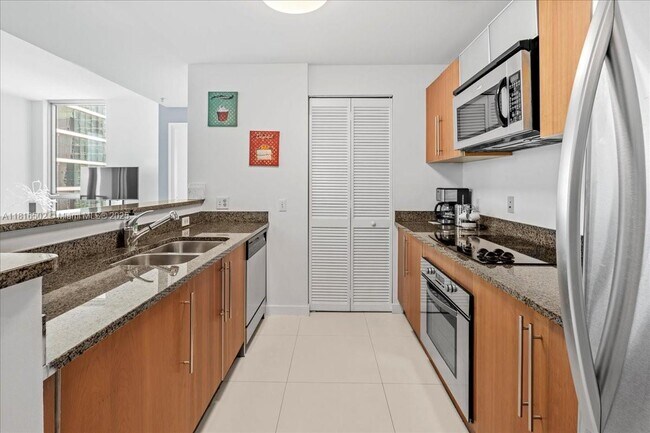 Building Photo - 300 S Biscayne Blvd