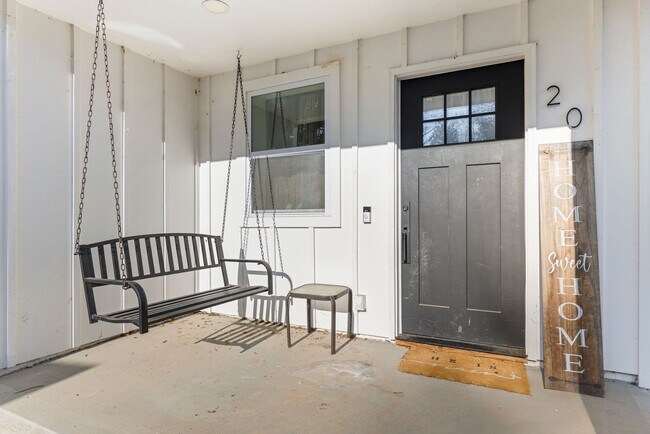 Building Photo - Single Family Home, 2 bed/1 bath $1,350 One-Story