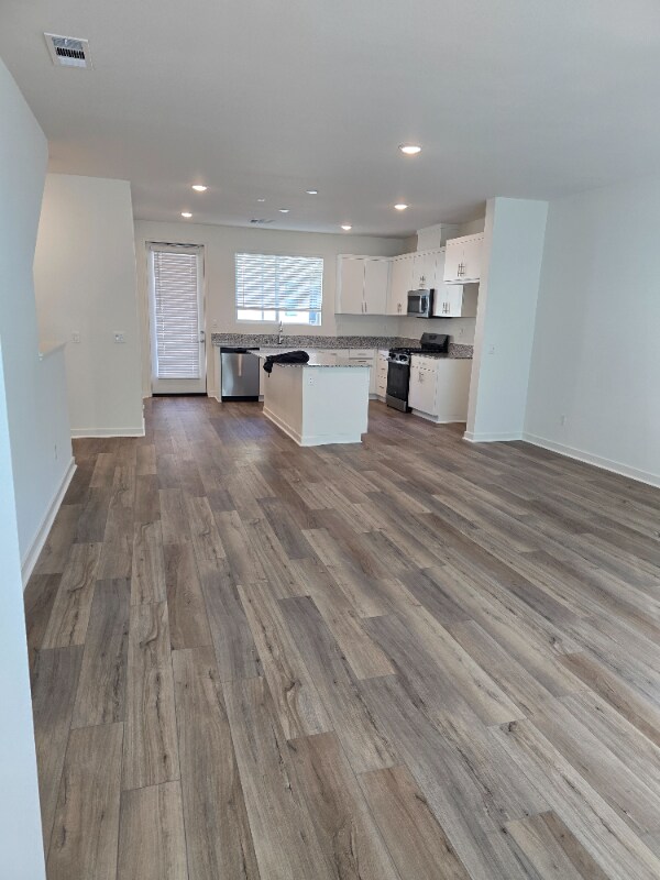Building Photo - 5350 Seacliff Pl