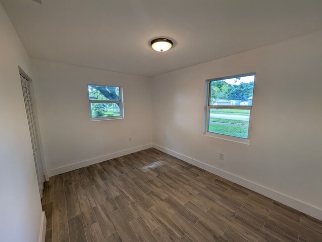 Building Photo - Bright & Updated Rental Near Downtown Fort Lauderdale