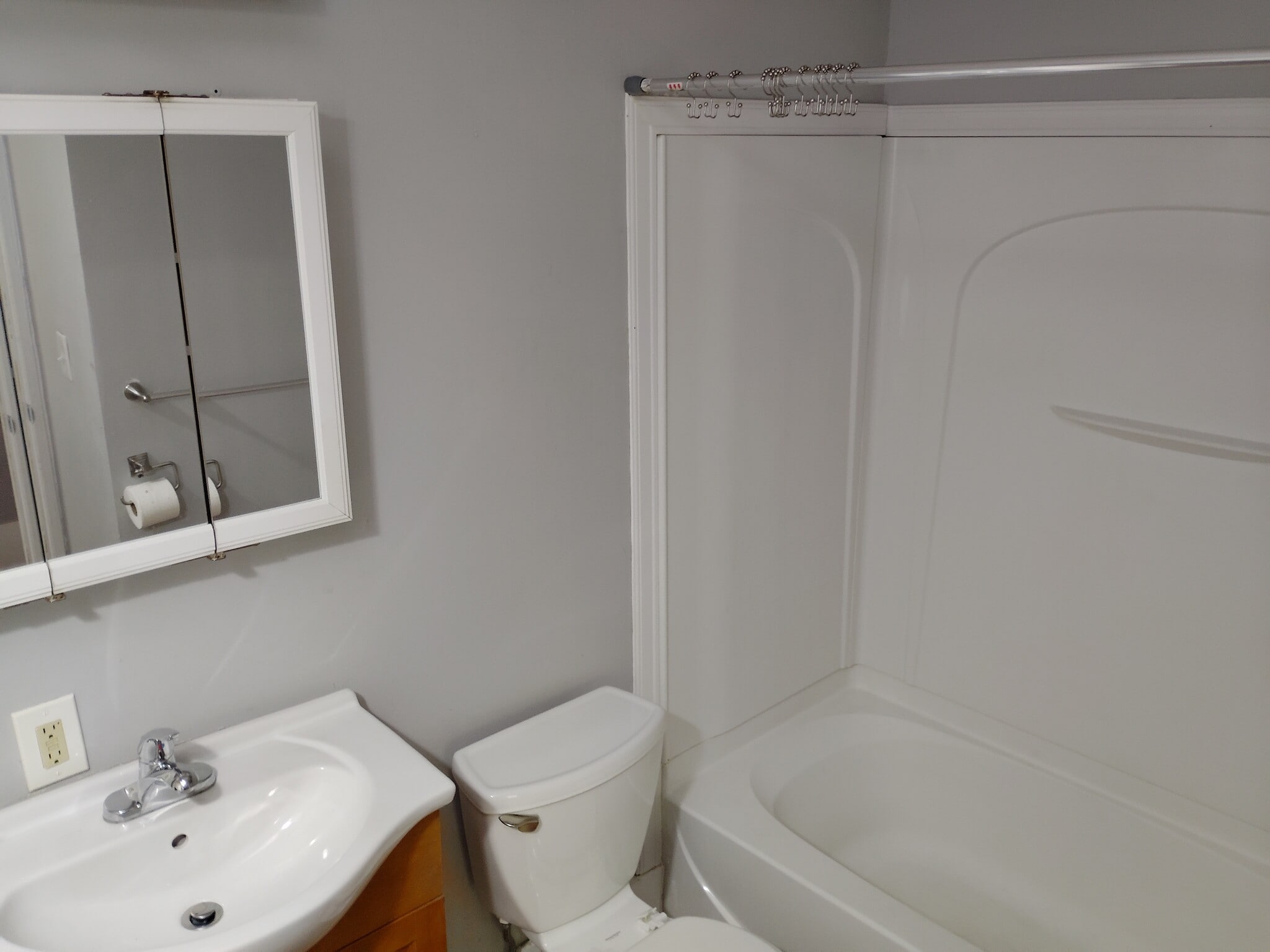 Full Bath - 87 Rumford St