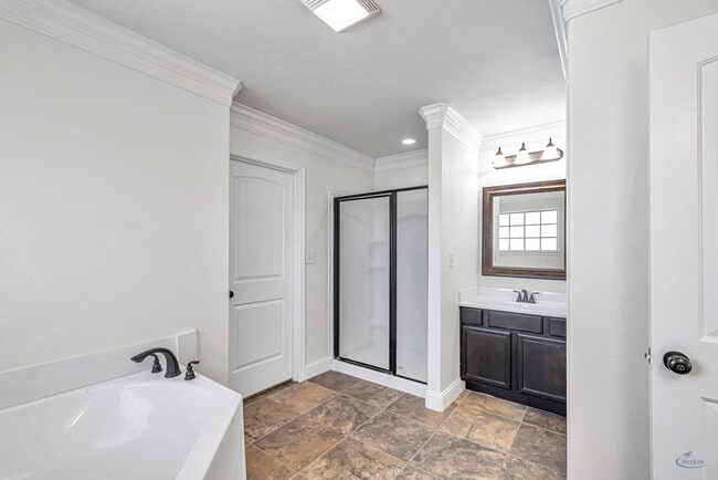 Building Photo - 410 E 97th St