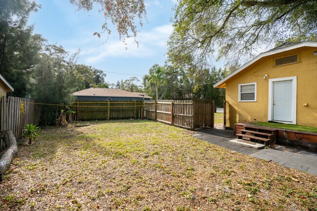 Building Photo - 901 Vine Ave