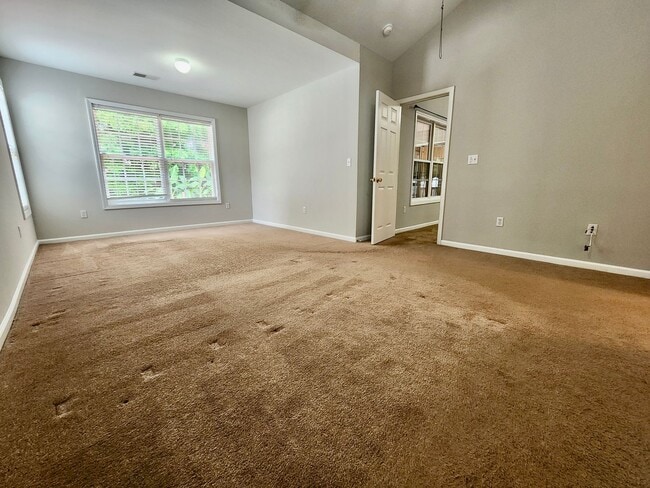 Building Photo - Spacious 3 bedroom with an outside oasis -...