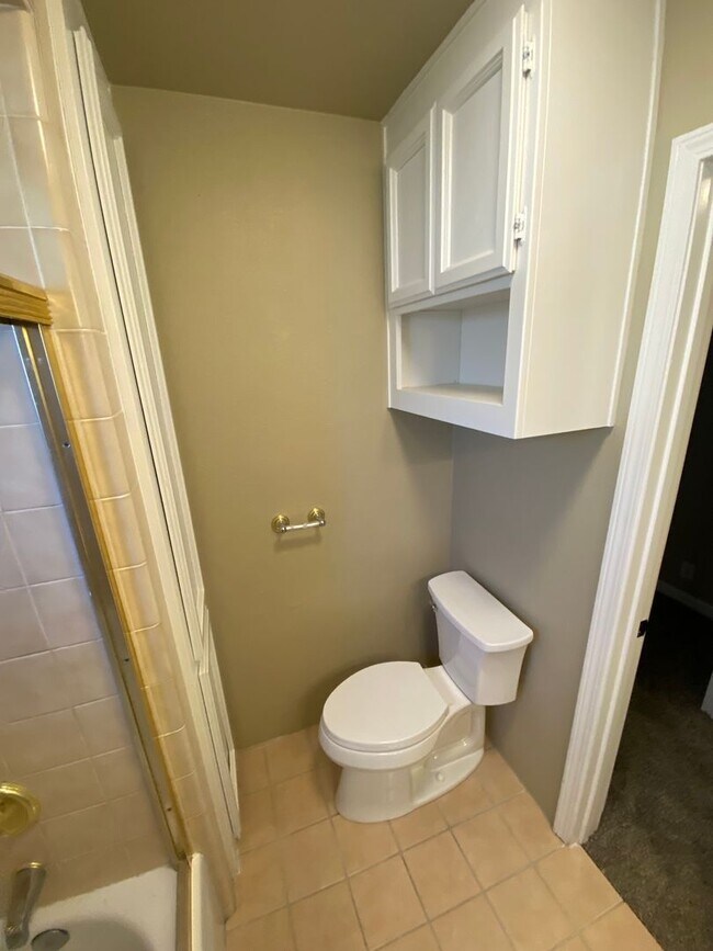 Building Photo - Updated 2 Bedroom Roseville Unit!