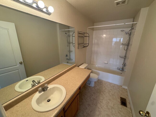 Building Photo - Spacious Townhome in Parker