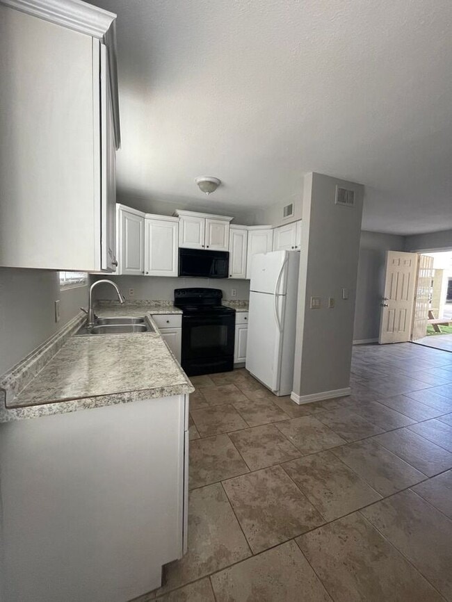 Building Photo - ONE MONTH RENT FREE!! ADORABLE 2BDRM 2BATH RECENTLY REMODELED MESA APARTMENT!