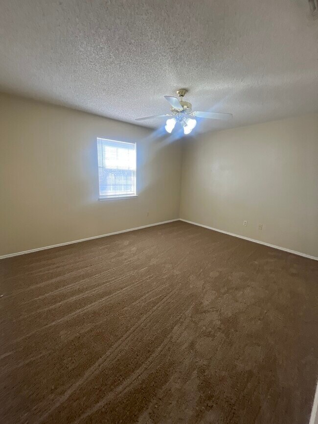 Building Photo - 2 bedroom Water included ! Must see!