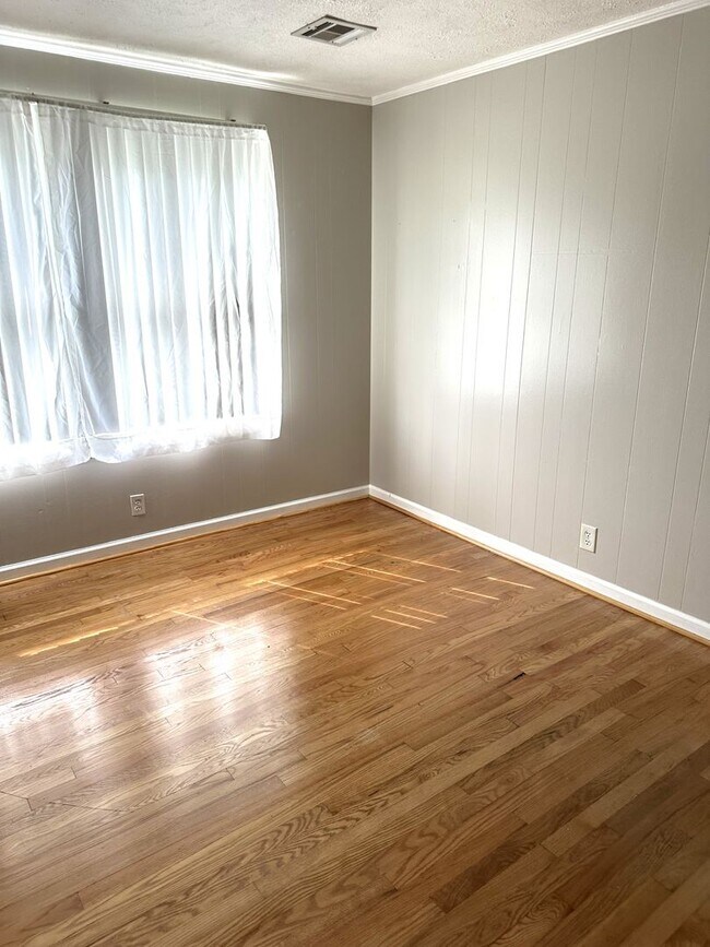 Building Photo - IMMACULATE ONE LEVEL HOME AVAILABLE IN SUR...