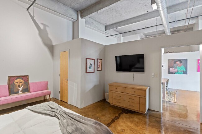 Building Photo - Fully Furnished 2 Bed / 2 Bath Modern Apar...