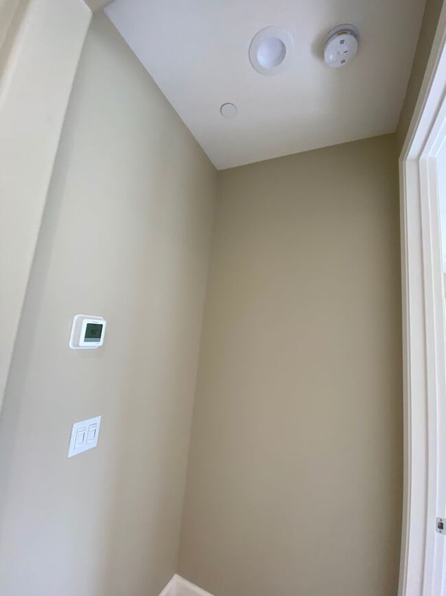 Building Photo - SPACIOUS 3 BED, 2.5 BATHS, 2 CAR GARAGE WITH LARGE BACKYARD ON A CUL-DE-SAC