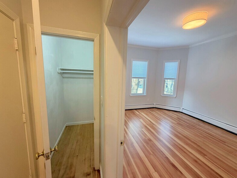 Building Photo - 172 Putnam Ave