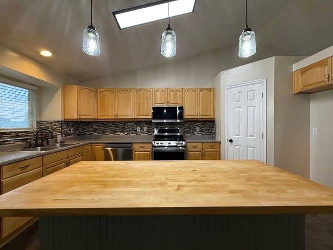 Building Photo - Spacious 5-Bedroom Home in Clinton!